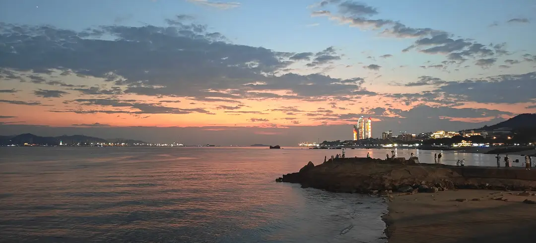 厦门海滨的暮色，海湾对岸双子塔次第亮起