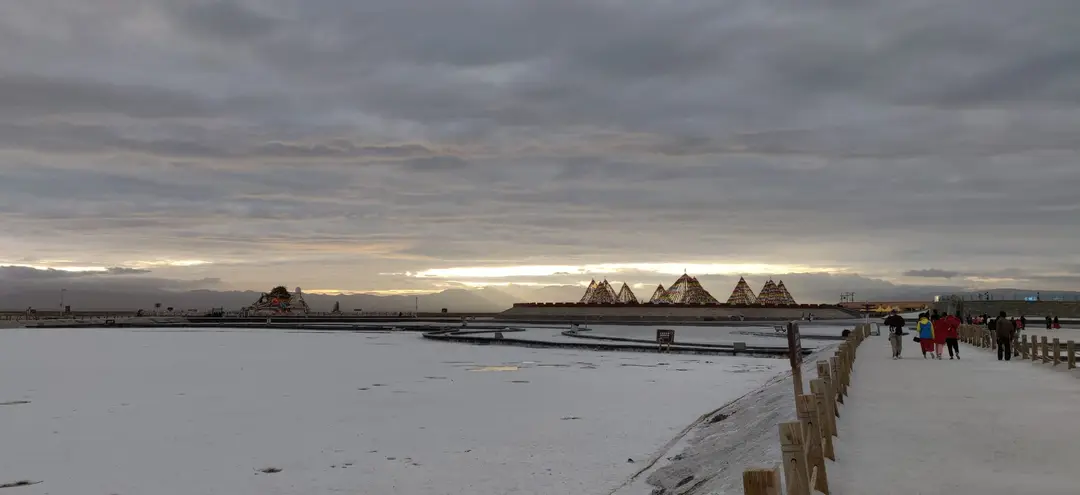 Dusk over the salt flats of Chaka Salt Lake, Qinghai
