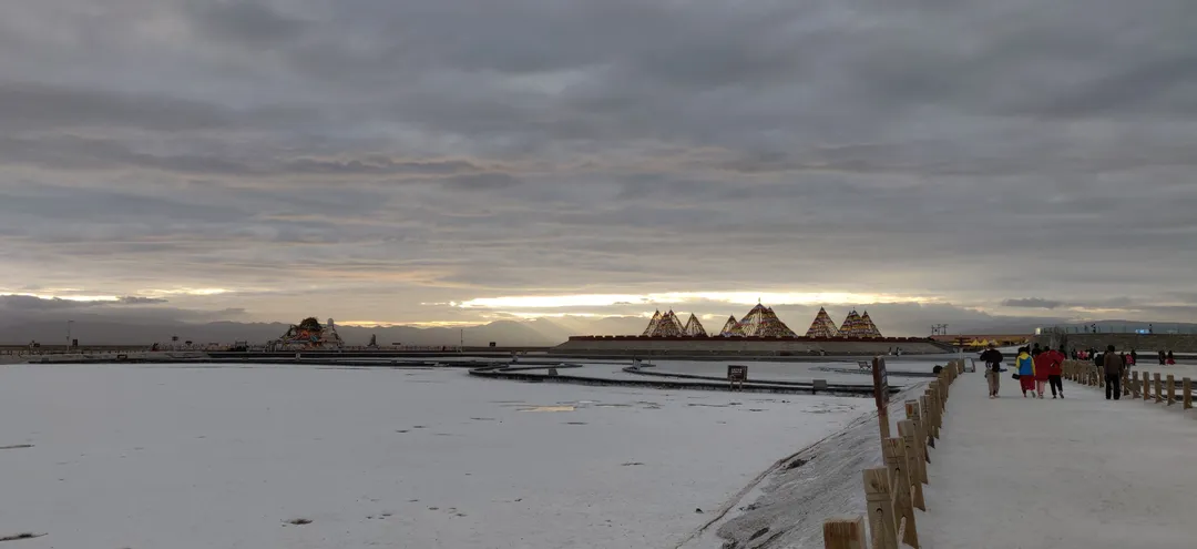 Dusk over the salt flats of Chaka Salt Lake, Qinghai