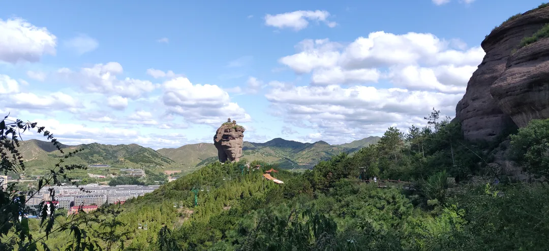 Sledgehammer Rock standing over Chengde